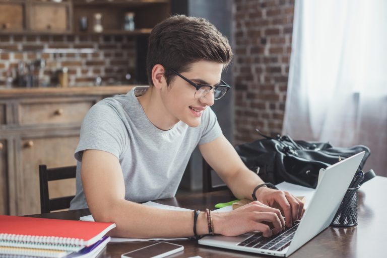 ¿Por qué estudiar una licenciatura en línea? Conoce las ventajas de una licenciatura en línea