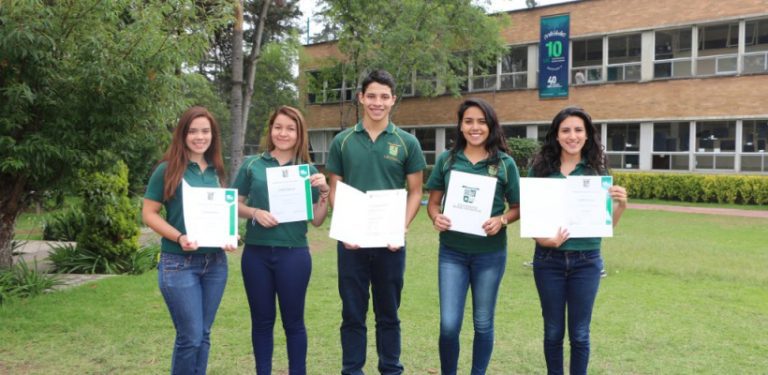 Alumnos de #Bachillerato UIC reciben certificaciones de Cambridge y de la Universidad de Siena