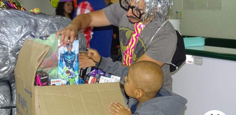 Alumnos de Mercadotecnia entregan regalos para los niños de Cancerología del INP