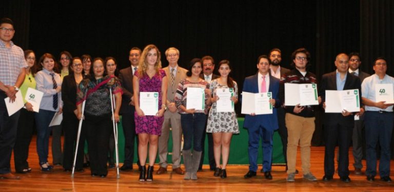 Ceremonia de entrega de reconocimientos a estudiantes certificados en una segunda lengua